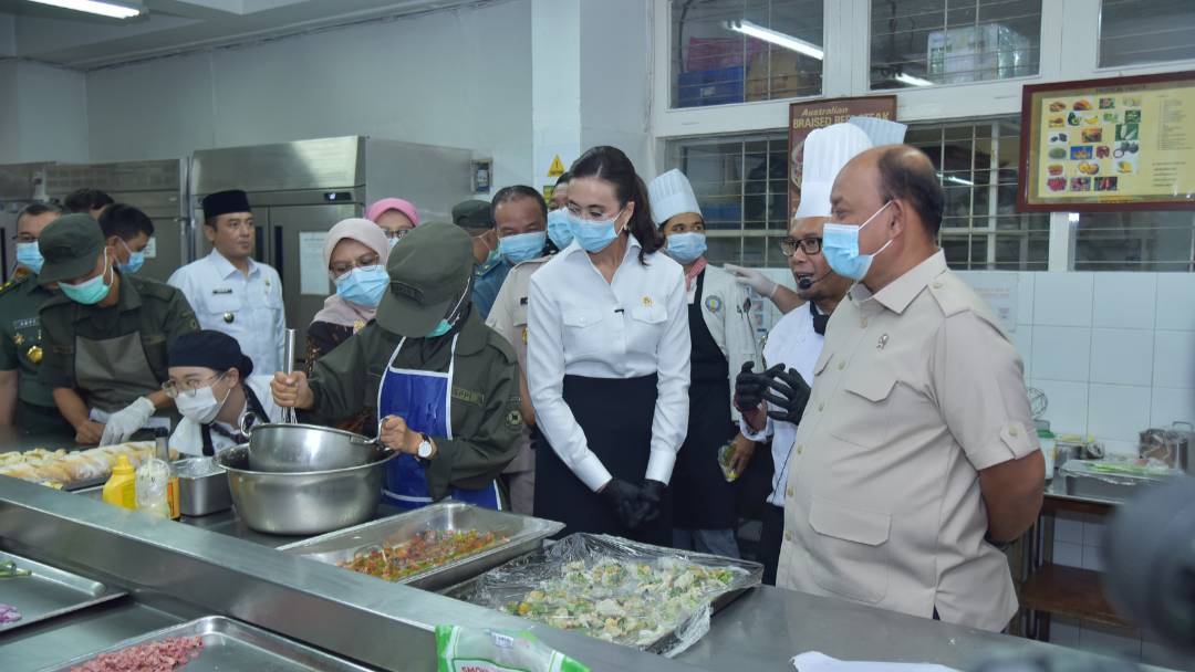 BGN Batang Hari dan Menpar Tinjau Praktik Siswa SPPI Batch-3 di Dapur NHI