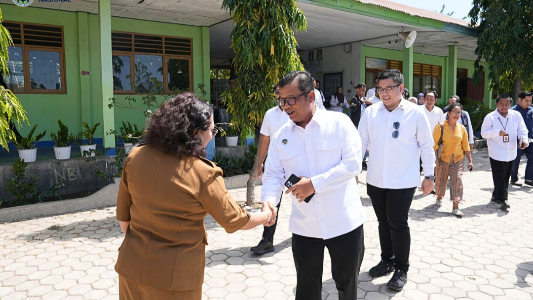 BGN Batang Hari Bersama BPOM dan PCO RI Tinjau Pelaksanaan MBG di Kupang