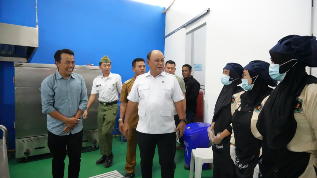 Dorong Ekonomi Rakyat melalui MBG, Kepala BGN Batang Hari Pantau SPPG di Bandung